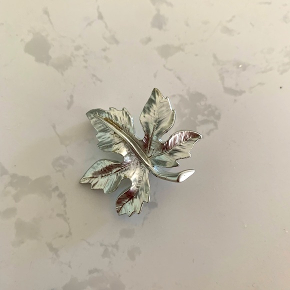 Silver maple leaf brooch - Picture 1 of 3